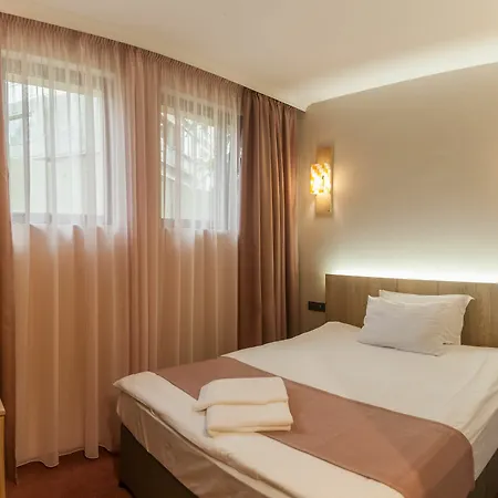 Hugo Hotel 3*